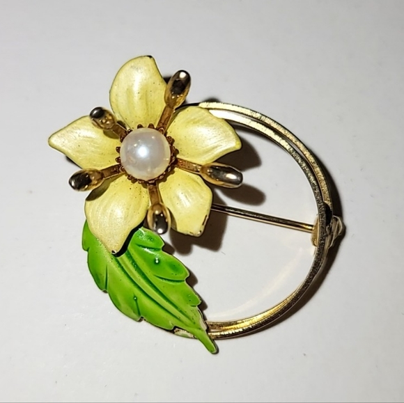 VINTAGE YELLOW & GREEN ENAMEL FLOWER PIN BROOCH - Picture 6 of 6
